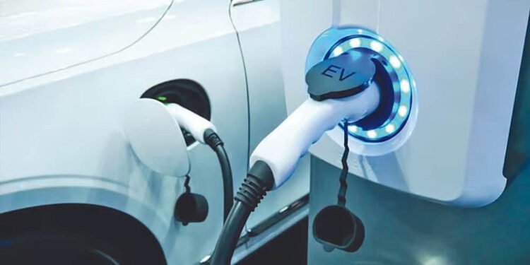 VinFast की V-Green ने HPCL के साथ की साझेदारी, फ्यूल स्टेशन पर लगेंगे EV चार्जिंग स्टेशन