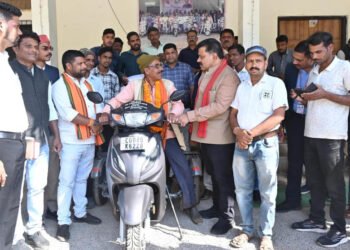 रायपुर : दिव्यांग नेमी सिंह को उपमुख्यमंत्री  शर्मा ने प्रदान की पेट्रोल चलित स्कूटी