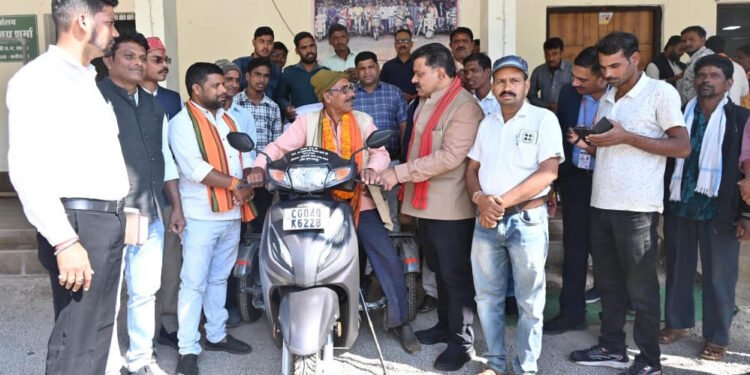 रायपुर : दिव्यांग नेमी सिंह को उपमुख्यमंत्री  शर्मा ने प्रदान की पेट्रोल चलित स्कूटी