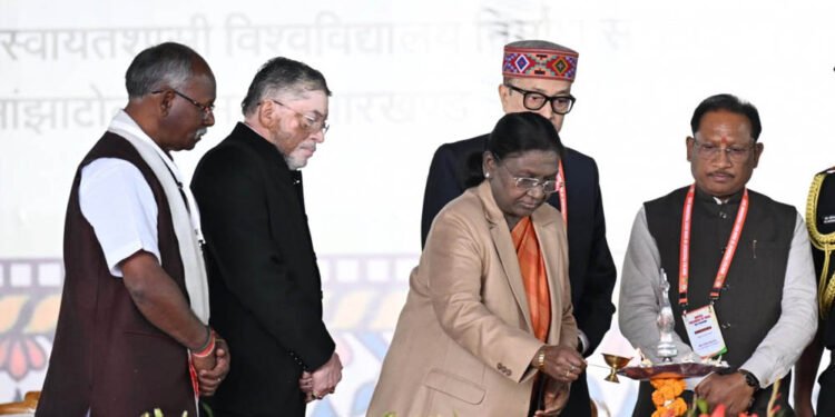रायपुर : राष्ट्रपति श्रीमती द्रौपदी मुर्मू ने ‘जशक्राफ्ट’ एवं जशपुर की जनजातीय मातृशक्ति के कौशल की सराहना की