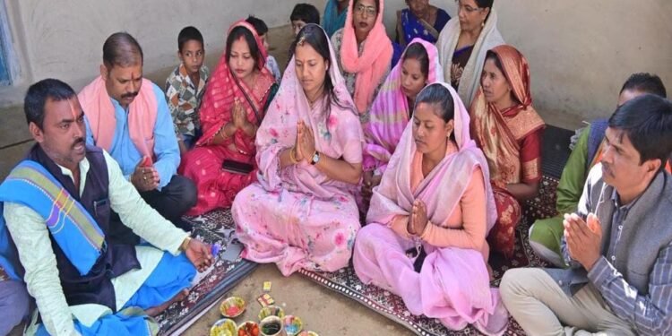 रायपुर : सुगम आवागमन की दिशा में बड़ा कदम: मंत्री श्रीमती लक्ष्मी राजवाड़े ने मुख्यमंत्री ग्राम गौरव पथ योजना के तहत किया सड़क निर्माण कार्यों का भूमिपूजन