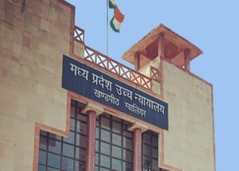 दुष्कर्म पीड़िता के मामले में पुलिस अधिकारियों पर एक्शन, हाई कोर्ट में याचिका दाखिल