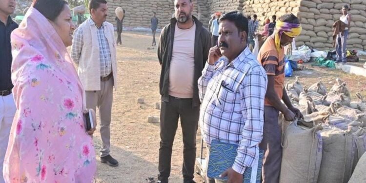 रायपुर : मंत्री श्रीमती लक्ष्मी राजवाड़े ने भटगांव विधानसभा के धान खरीदी केंद्रों का किया निरीक्षण