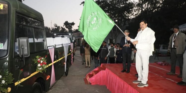 मुख्यमंत्री डॉ. यादव ने पन्ना नेशनल पार्क में 10 नई कैंटर बसों को दिखाई हरी झंडी