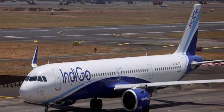 DGCA की सख्ती का असर: IndiGo ने रद्द की 550 उड़ानें, एयरलाइन ने जारी की माफ़ी
