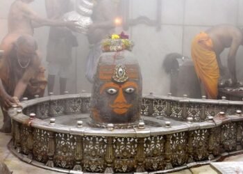 उज्जैन महाकाल मंदिर के गर्भगृह में 20 साल बाद बड़ा बदलाव, 25 किलो चांदी के नए द्वार पर उकेरी गईं खास आकृतियां