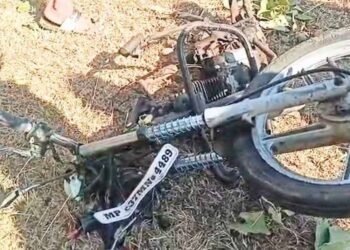 MP में चलती बाइक में जोरदार धमाका, युवक के पैरों के उड़े चीथड़े, मौके पर मौत
