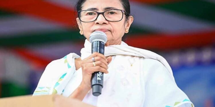 ममता बनर्जी का केंद्र पर हमला: मनरेगा की नई शर्तों को बताया ‘अनुचित’