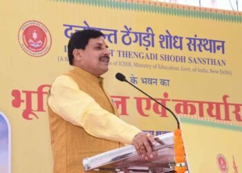 मुख्यमंत्री डॉ. यादव ने दत्तोपंत ठेंगड़ी शोध संस्थान के ब्रोशर एनआरएम-2026 का विमोचन किया