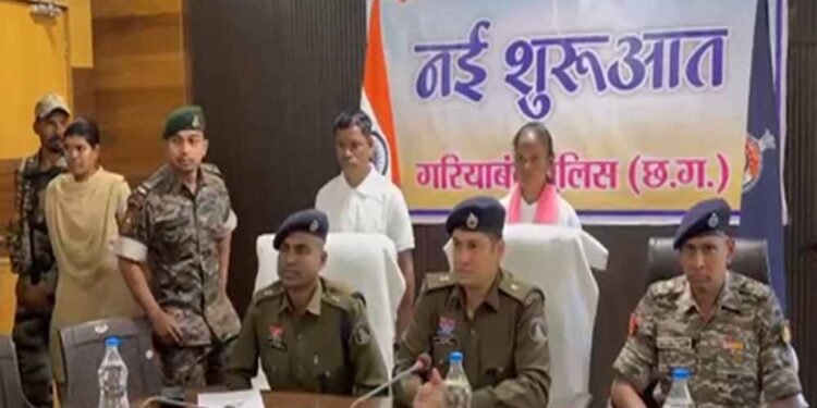 गरियाबंद में माओवादी नेटवर्क को बड़ा झटका, 10-10 लाख के दो इनामी नक्सलियों ने किया सरेंडर