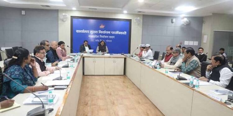 मुख्य निर्वाचन पदाधिकारी मप्र ने मान्यता प्राप्त राष्ट्रीय राजनीतिक दलों के प्रतिनिधियों के साथ की बैठक