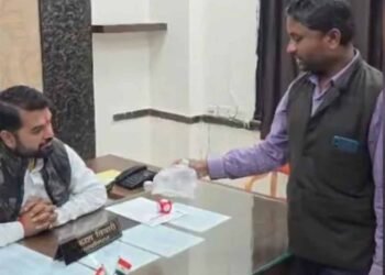 मच्छरों से परेशान नागरिक का अनोखा विरोध: काटने वालों को मारकर थैले में भरकर नगर निगम पहुँचा