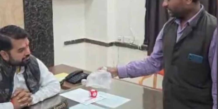 मच्छरों से परेशान नागरिक का अनोखा विरोध: काटने वालों को मारकर थैले में भरकर नगर निगम पहुँचा