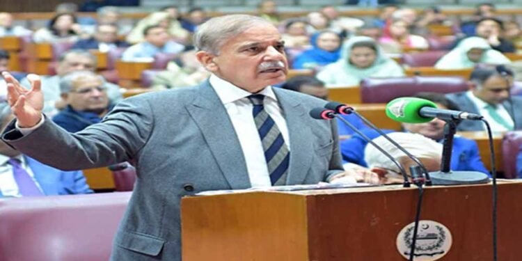 पाकिस्तान में बदले सियासी तेवर: विपक्ष से घिरे पीएम शहबाज, बातचीत के संकेत