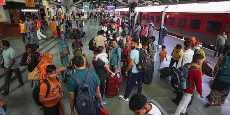 रेल यात्रियों को दोहरा झटका: किराया बढ़ा, तय सीमा से ज्यादा सामान पर भी लगेगा चार्ज