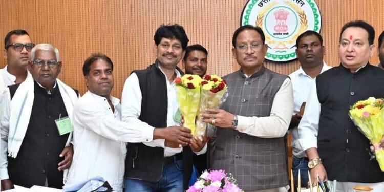 मुख्यमंत्री से सतनाम पंथ के पदाधिकारियों ने की सौजन्य मुलाकात