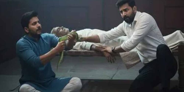 बीमा की रकम के लालच में खौफनाक साजिश: सांप से डसवाकर पिता की हत्या, बेटे बने कातिल