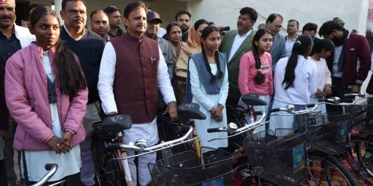 देश को ऊंचाई पर बनाए रखने का कार्य नई पीढ़ी करेगी : उप मुख्यमंत्री शुक्ल