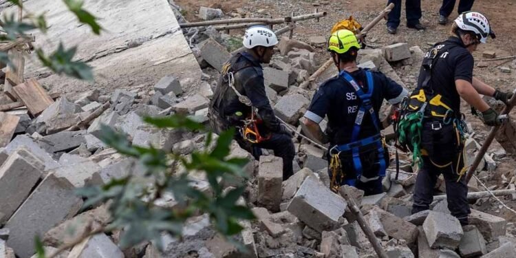 विदेश में बड़ा हादसा: चार मंजिला हिंदू मंदिर जमींदोज, कई लोगों की मौत