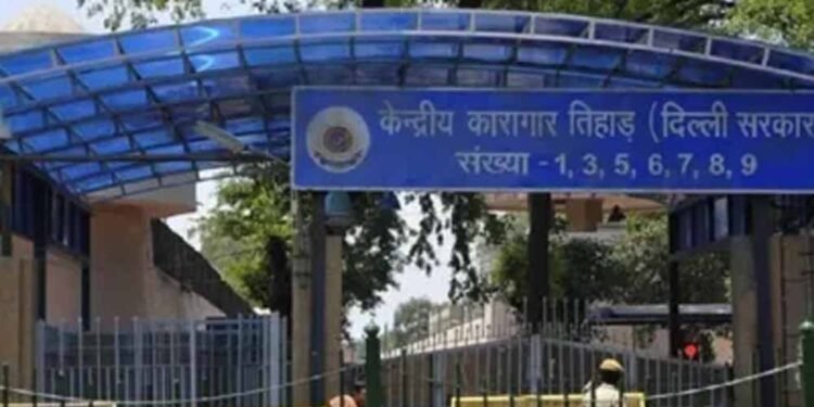 तिहाड़ जेल में बड़ा बदलाव! अब खूंखार कैदियों को मिलेगा मोबाइल फोन, जानिए क्यों लिया गया ये फैसला