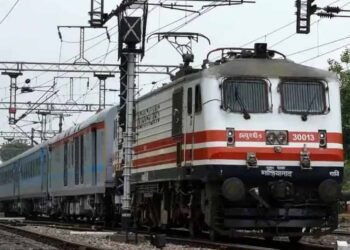 रेल यात्रियों पर महंगाई की मार, रेलवे ने बढ़ाया किराया; स्लीपर से एसी तक जानें नया टिकट रेट