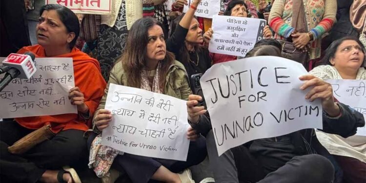 उन्नाव रेप केस: कुलदीप सेंगर की जमानत के खिलाफ दिल्ली हाईकोर्ट के बाहर महिलाओं का जोरदार प्रदर्शन