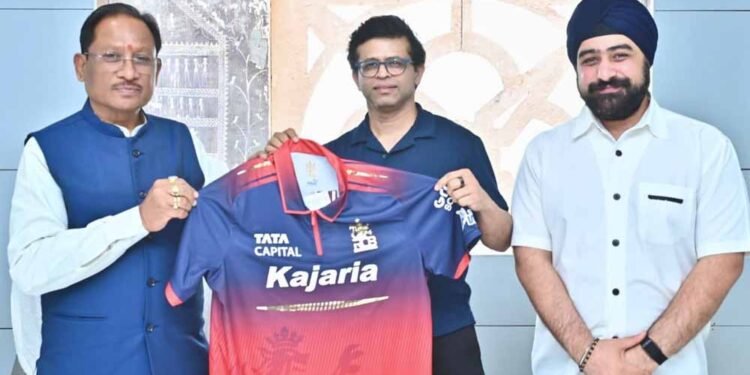 छत्तीसगढ़ में आईपीएल की तैयारी: मुख्यमंत्री साय को आरसीबी का जर्सी किया भेंट