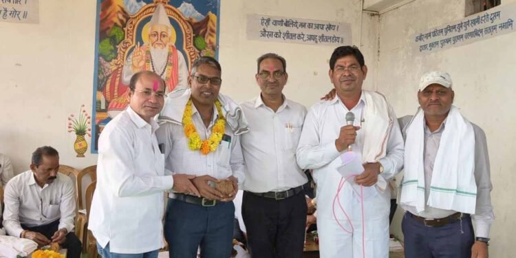 करहीडीह ईकाई साहु समाज के शपथ ग्रहण समारोह में मुख्य अतिथि के रूप में तहसील अध्यक्ष पोषण साहू शामिल हुए