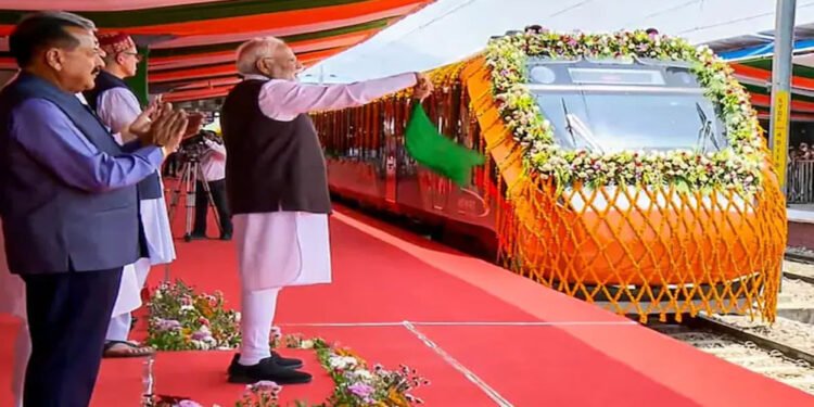 PM मोदी ने वंदे भारत स्लीपर ट्रेन को दिखाई हरी झंडी, राजधानी से भी सुपर फास्ट होगी यात्रा