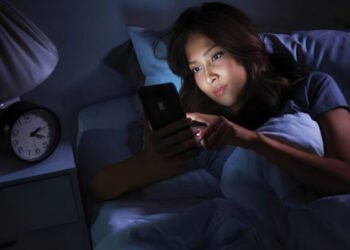 मोबाइल की लत और रात में जागने से बढ़ सकता है कैंसर का खतरा, एम्स भोपाल का चेतावनीपूर्ण शोध