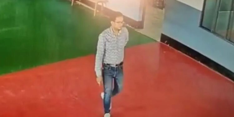 UKG बेटे का रिजल्ट देखते ही पिता की मौत, स्कूल परिसर में हुआ दर्दनाक हादसा