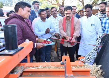उप मुख्यमंत्री विजय शर्मा ने 02 स्क्वायर बेलर मशीनों का किया लोकार्पण