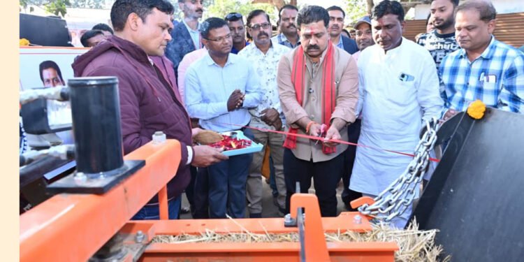 उप मुख्यमंत्री विजय शर्मा ने 02 स्क्वायर बेलर मशीनों का किया लोकार्पण