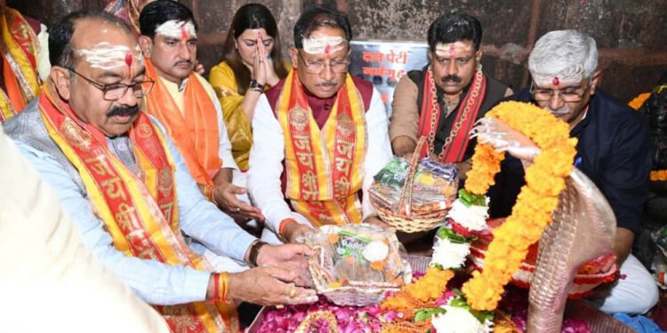 रायपुर : नववर्ष पर मुख्यमंत्री विष्णुदेव साय व केंद्रीय पर्यटन मंत्री ने भोरमदेव मंदिर में की पूजा-अर्चना