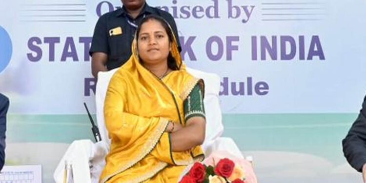 रायपुर : मंत्री लक्ष्मी राजवाड़े ने बालिकाओं को साइकिल वितरण कर बढ़ाया उत्साह