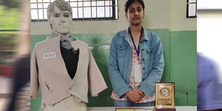 10वीं की छात्रा ने बनाई खास जैकेट, जो खतरा महसूस होने पर कॉल और लाइव लोकेशन भेजेगी