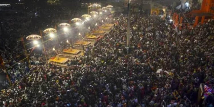 नए साल पर एमपी के मंदिरों में श्रद्धालुओं की भीड़, महिला क्रिकेट टीम ने महाकाल के दर्शन किए