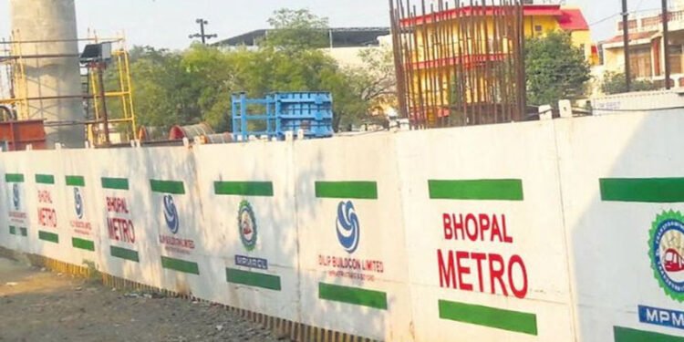 भोपाल मेट्रो पर सांसद ने लगाई ब्रेक, ब्लू लाइन का काम रोका, सियासी और प्रशासनिक हलचल बढ़ी