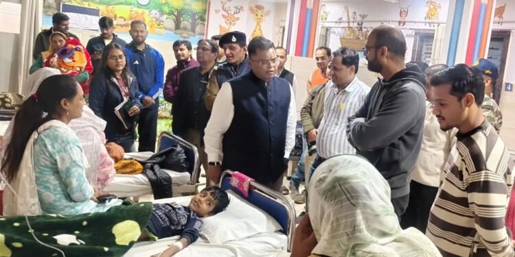 इंदौर के महू में ‘जहरीला पानी’, 25 लोग बीमार, रात में दौड़ते हुए पहुंचे क्लेक्टर, अलर्ट जारी