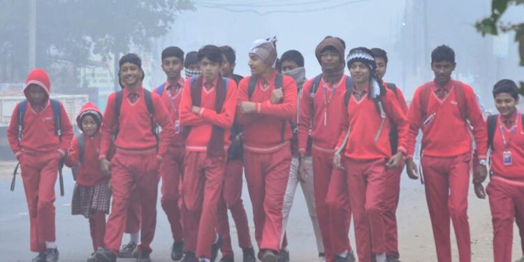 MP में 20 मीटर विजिबिलिटी, ट्रेनें 14 घंटे तक लेट, 24 जिलों में स्कूलों की छुट्टी