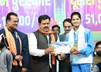 साउथ एशियन बॉल बैडमिंटन चैंपियनशिप की स्वर्ण विजेता रिया तिवारी का रायपुर में सम्मान