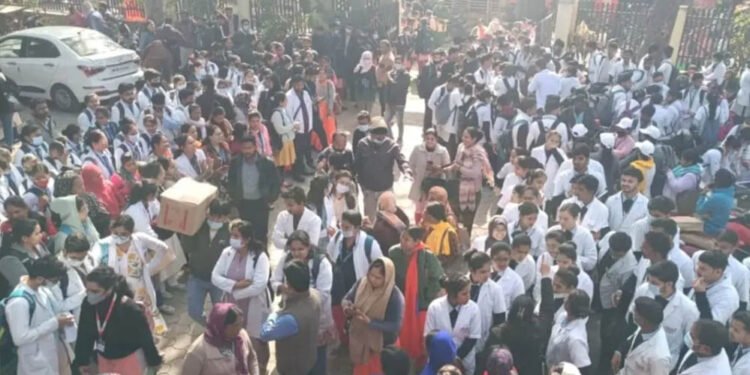 इंदौर में दूषित पानी से मौतों का आंकड़ा 20 तक, प्रशासन ने 6 की पुष्टि की; 16 ICU में, दो की इलाज के दौरान मौत