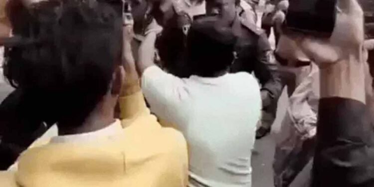 गृहमंत्री विजय शर्मा के बंगले के सामने पहुंचे CAF कैंडिडेट्स, खाली पदों पर भर्ती की मांग