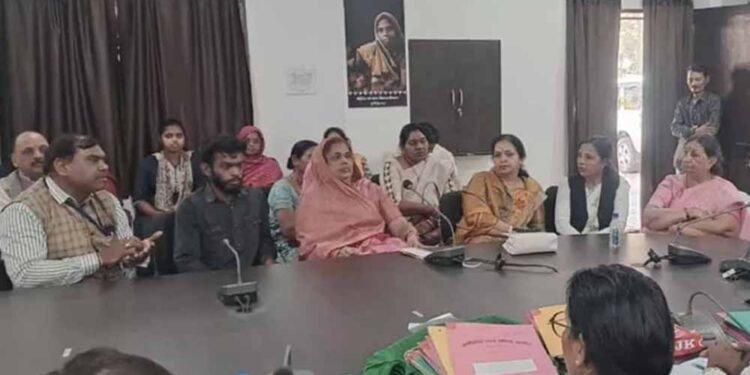 राज्य महिला आयोग की जनसुनवाई में उत्पीड़न के 35 प्रकरण आए, पति-पत्नी का विवाद सुलझाया