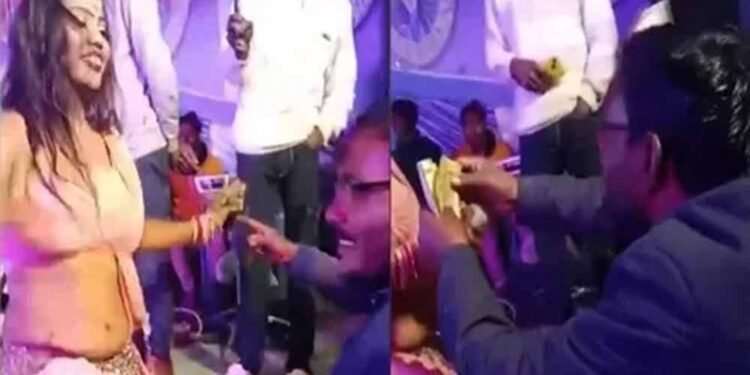 कोरिया में रोजगार सहायक को नौकरी से हटाया, डांसर पर उड़ाए थे नोट