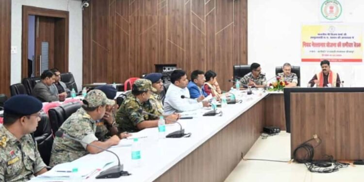 बीजापुर में उपमुख्यमंत्री विजय शर्मा ने बैठक में दिए निर्देश, नई ऊर्जा-रणनीति के साथ विकास में जुटें अधिकारी