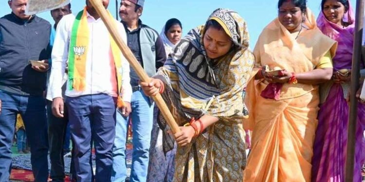 मंत्री लक्ष्मी राजवाड़े ने 15.50 करोड़ की दी सौगातें, ‘सड़कें बनेंगी विकास का आधार’