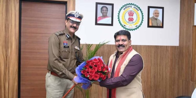 रायपुर के नए पुलिस कमिश्नर संजीव शुक्ला ने उपमुख्यमंत्री से की सौजन्य भेंट