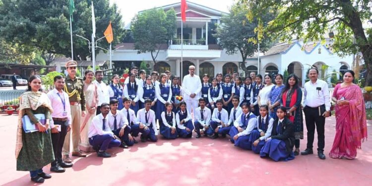 स्कूल के विद्यार्थियों ने लोकभवन का किया भ्रमण