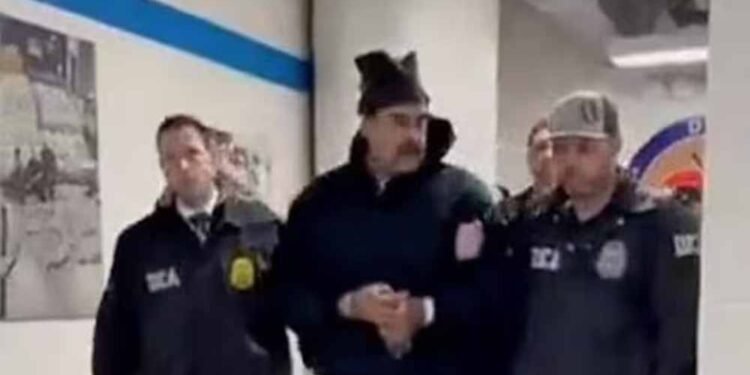 मादुरो के हाथों में हथकड़ी और डिटेंशन सेंटर नया ठिकाना, वेनेजुएला के राष्ट्रपति की आई पहली तस्वीर